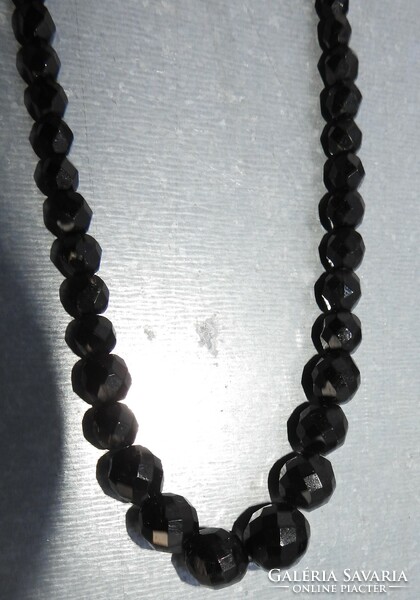 Black faceted string pearl necklace
