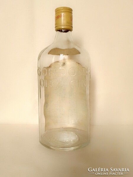 Old gordon's dry gin English liquor glass bottle with a boar's head mark on the bottom and cap, 1970s
