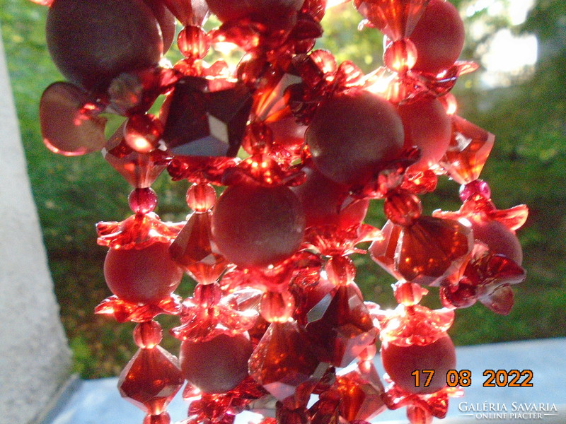 Fazettált, gömb és virág formájú gyöngyökből fűzött hosszú nyaklánc
