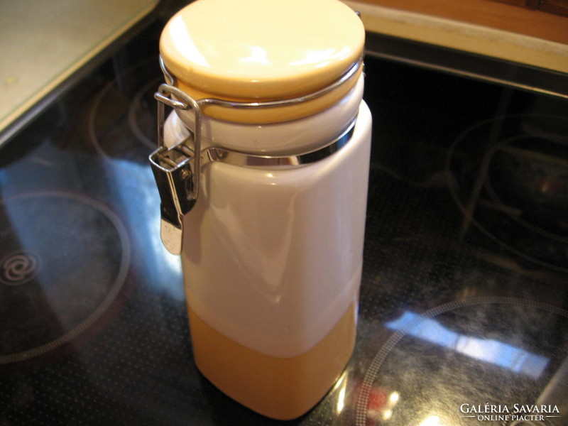 Kitchen holder with lid