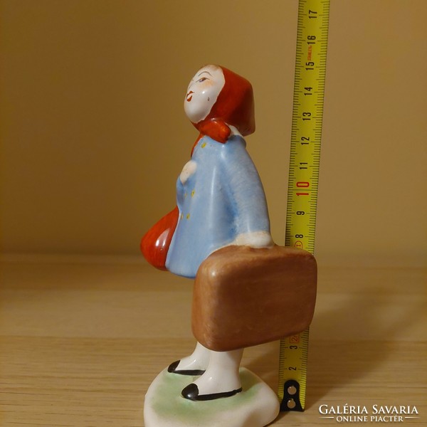 Bodrogkeresztúri kerámia táskás bőröndös kislány figura