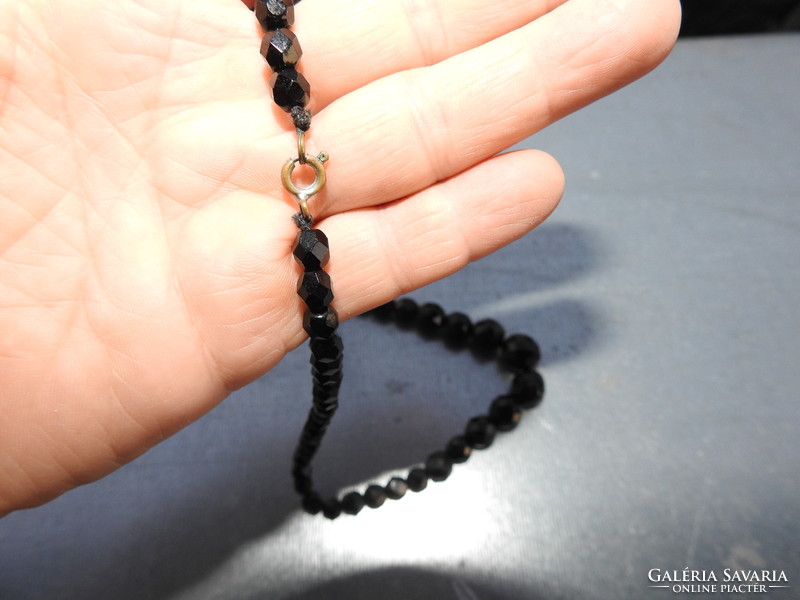 Black faceted string pearl necklace