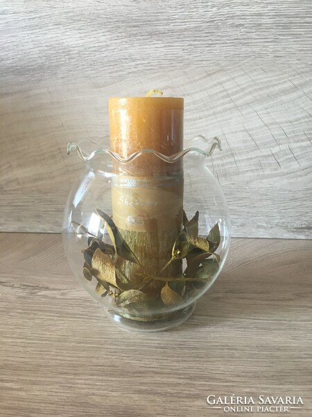 Quality candle with glass with ruffled edges