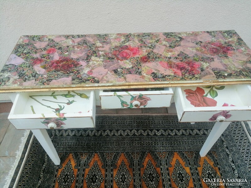 Antik 3 fiókos vintage lerakó asztal szép állapotban.