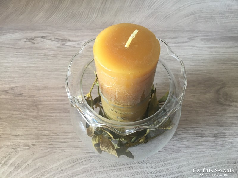 Quality candle with glass with ruffled edges
