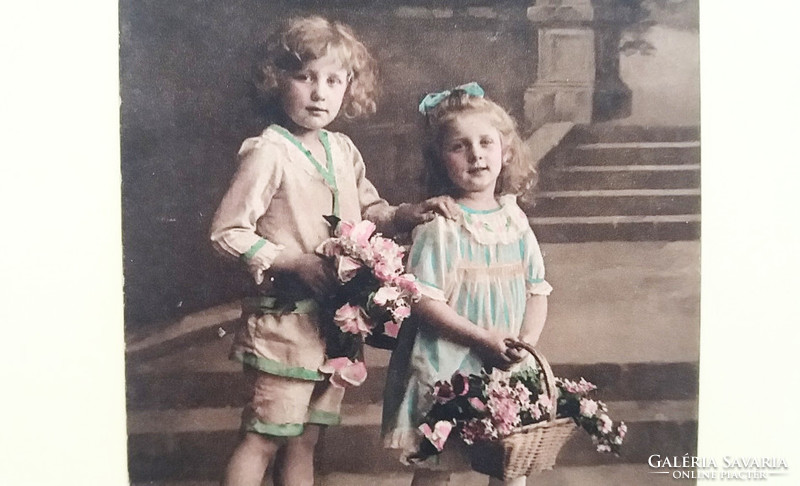 Régi képeslap 1915 gyerekek rózsákkal fotó levelezőlap
