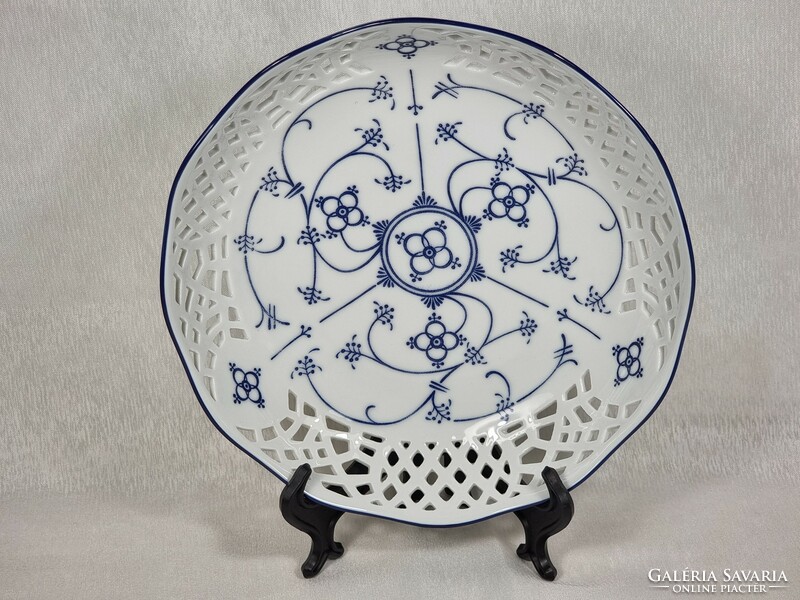 Forma marienbad ingres weiss mesh bowl. Decorated with a Zwiebelmuster pattern