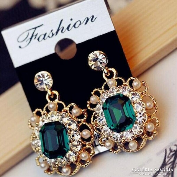 Unique design liva girl earrings with an emerald green crystal stone in the middle, several crystals and pearls