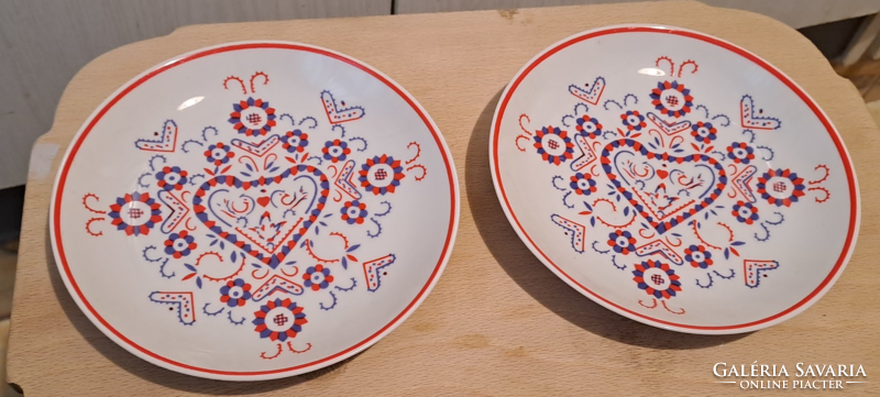 Plates painted with the Buzsák motif from Hollóháza