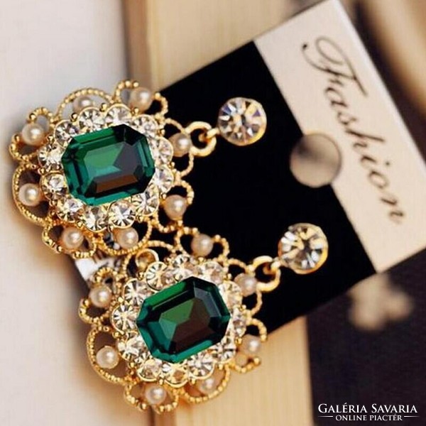 Unique design liva girl earrings with an emerald green crystal stone in the middle, several crystals and pearls
