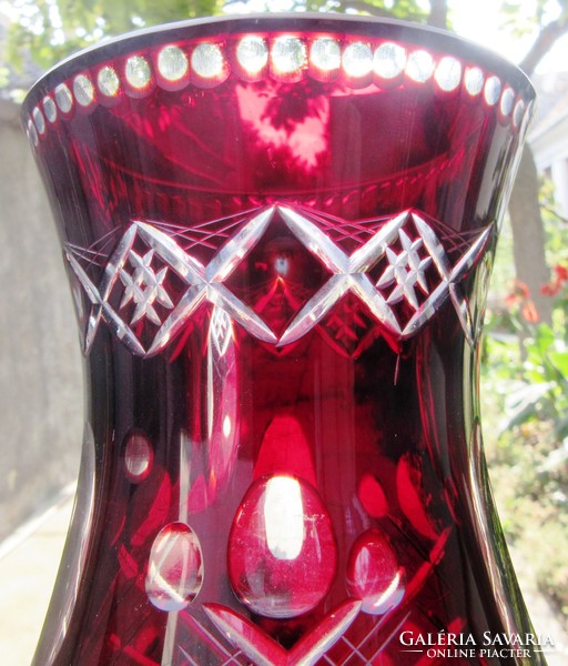 Bordó kristály üveg váza, metszett dekorativ 26cm magas