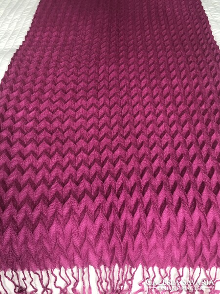 Pleated scarf in mauve color, brand Striessig Wien, 190 x 52 cm