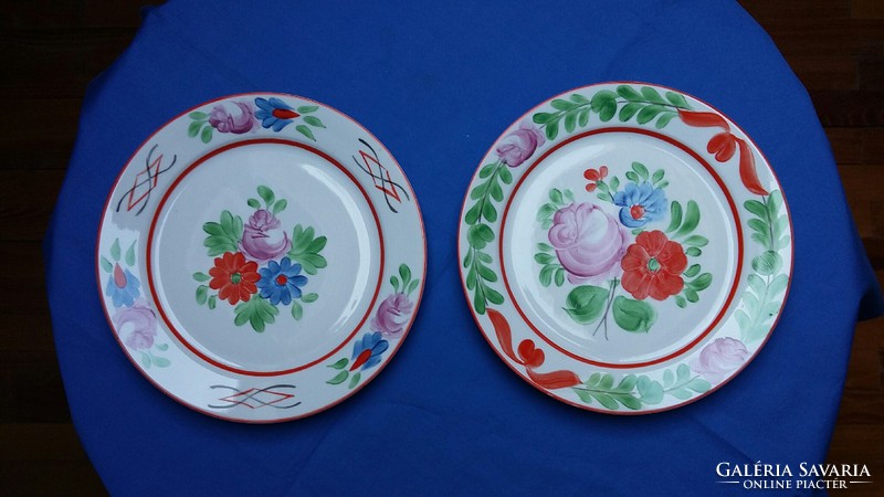 Két festett, azonos színvilágú virágos porcelán tányér, Kerámia Iparművész K.Sz.