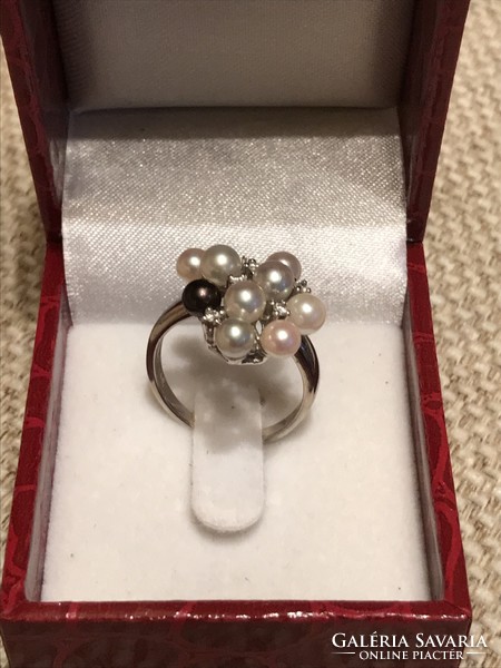Gyönyörű fehérarany gyűrű gyöngyökkel és brillekkel