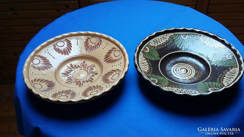 Két régi mázas cserép fali tányér