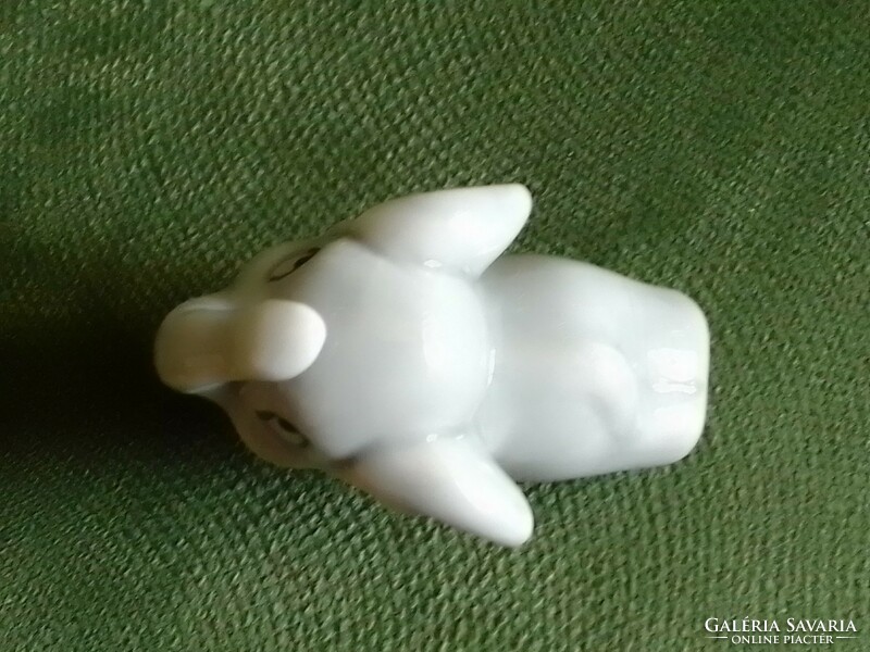 Kedves, kicsi, felemelt ormányú porcelán elefánt figura, szobor, kézzel festett