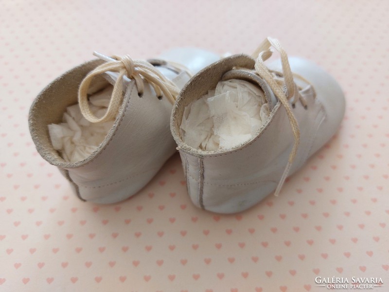 Retro bőr babacipő fehér régi gyerekcipő kiscipő
