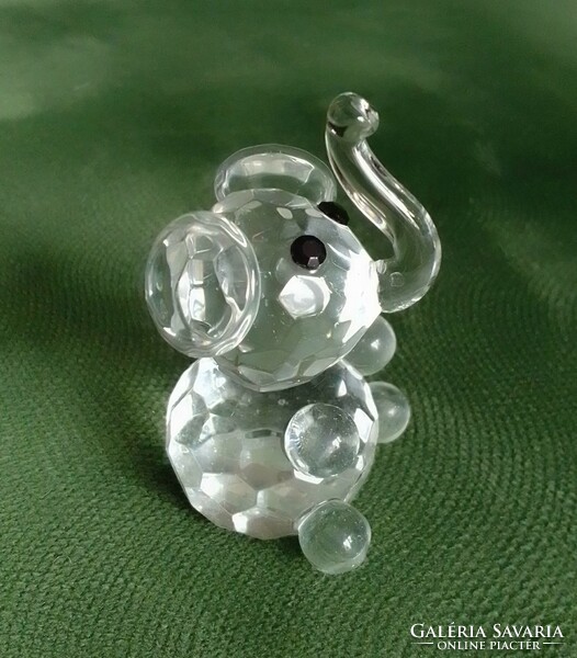 Felemelt ormányú, szerencsehozó, ülő kristály üveg elefánt figura szobor Swarovski jellegű