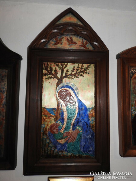 The fire enamel image of Elizabeth Zsóri Balogh is a carved huge altarpiece