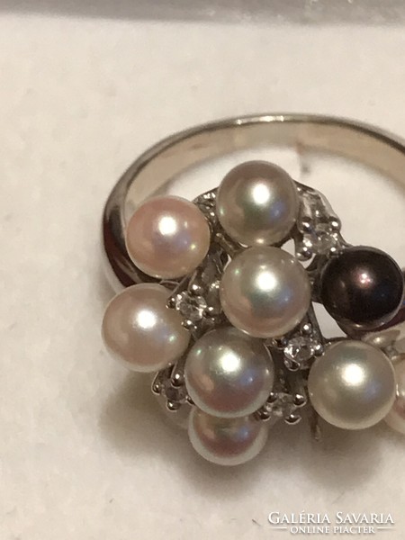 Gyönyörű fehérarany gyűrű gyöngyökkel és brillekkel