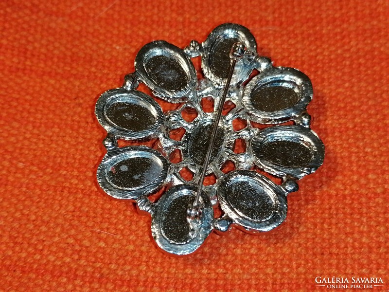 Ezüst színű, tükör fényű virág bross (455)