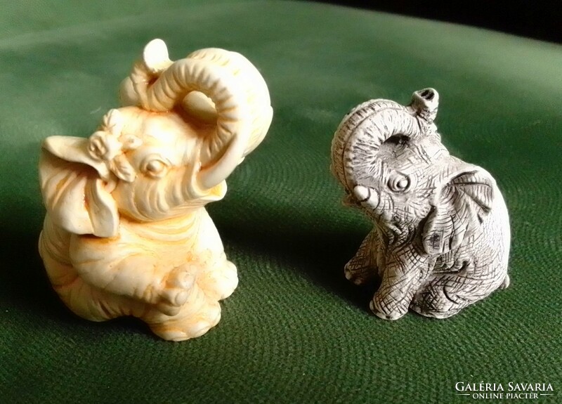 Két felemelt ormányú, szerencsehozó, ülő műgyanta polyresin elefánt figura szobor kézzel festett
