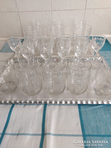 22 darabos metszett üveg pohárkészlet kiöntővel