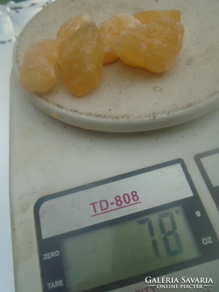Natural, raw yellow opal nugget. 100% natural 390 ct for collection or jewelry base material