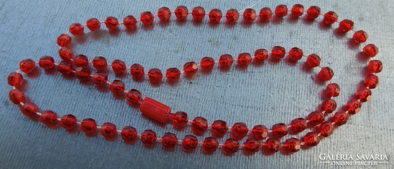 Régi vásári bizsu nyaklánc - műanyag piros gyöngysor