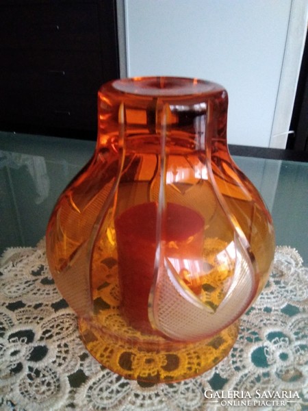 Modern mécsestartó - váza narancssárga színnel, körbe az oldalán aprólékos mintával.