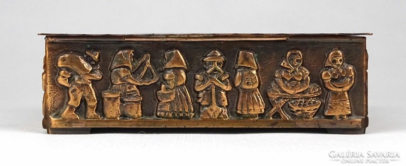 1L056 bronze box offering cigarettes