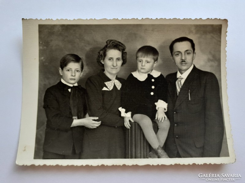 Régi fotó 1943 vintage családi fénykép szülők gyerekek