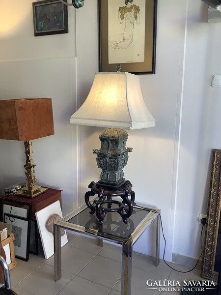 Large Chinese bronze lamp from the 70s and 80s, for lovers of classic and eclectic interiors.