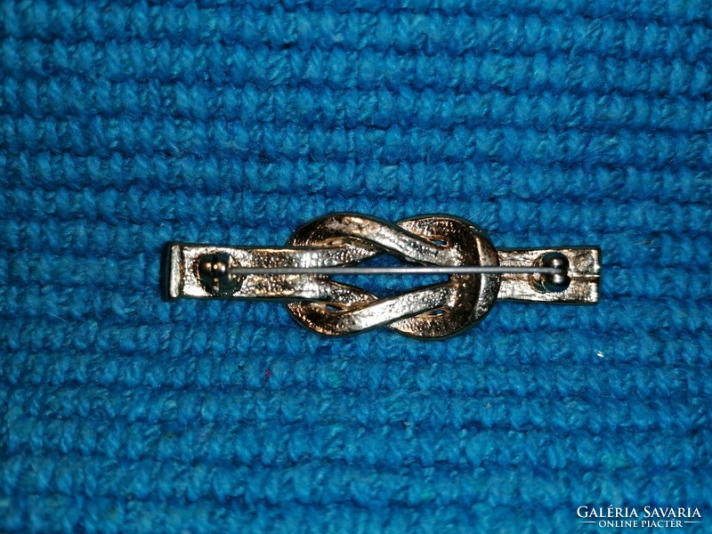 Gold colored rhinestone brooch (462)