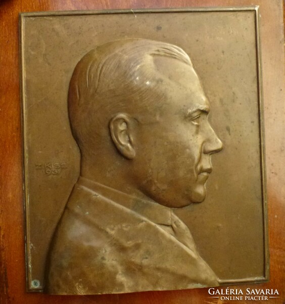 Antique bronze plaque 1931. Depicts a famous person. Marked.