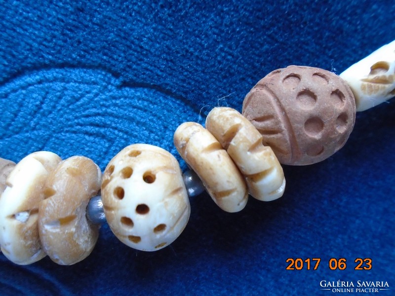Törzsi nyakék Nagyméretű Kézzel faragott CSONT és FA gyöngyökből  57 cm