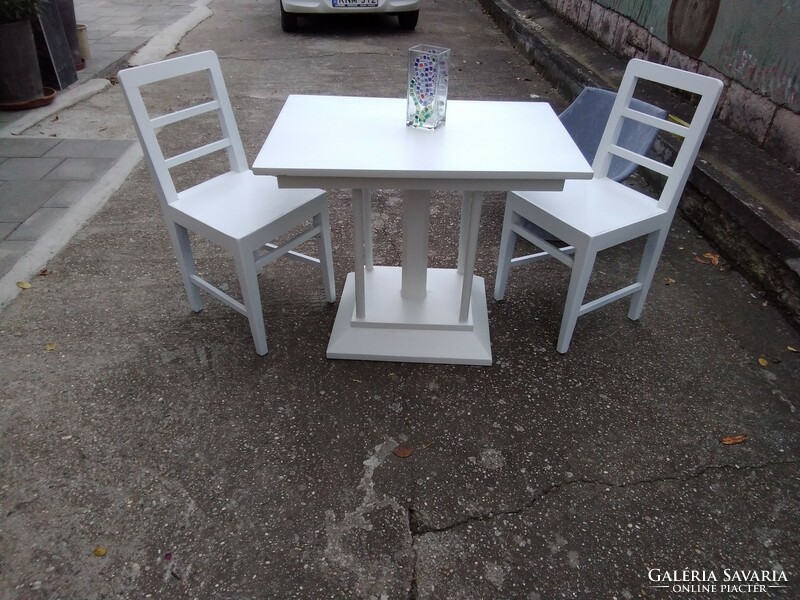 Fehér asztal két székkel