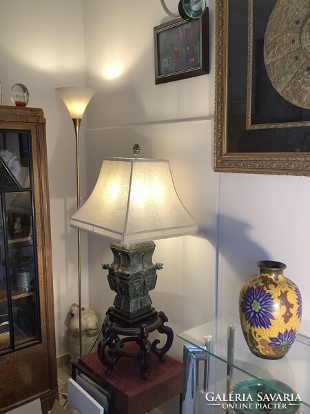 Large Chinese bronze lamp from the 70s and 80s, for lovers of classic and eclectic interiors.