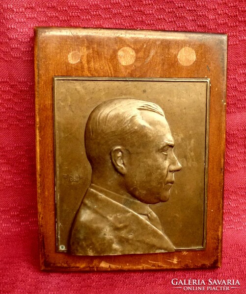 Antique bronze plaque 1931. Depicts a famous person. Marked.
