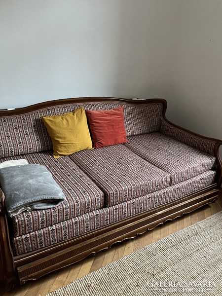 Gyönyörű antik, faragott kanapé