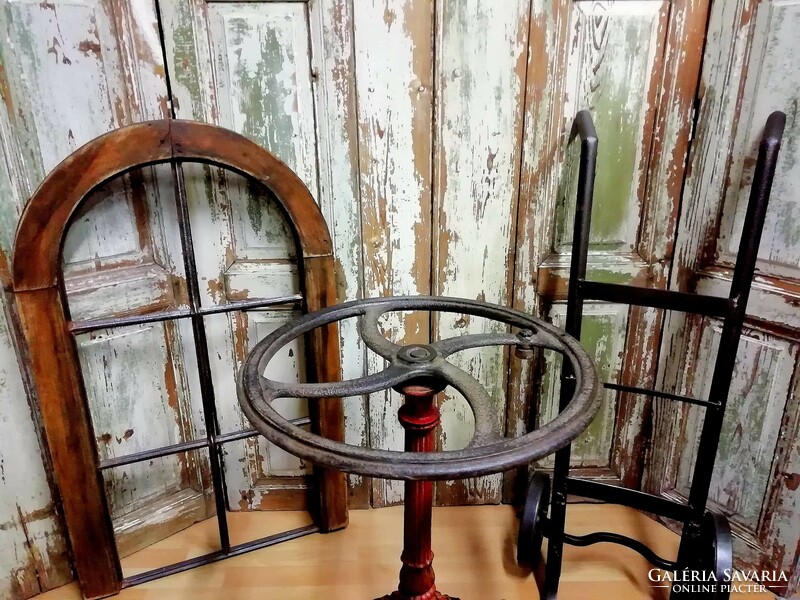 Patinás öntöttvas asztal, régi öntvény és kútkerék felhasználásával, egyedi asztal, loft asztal
