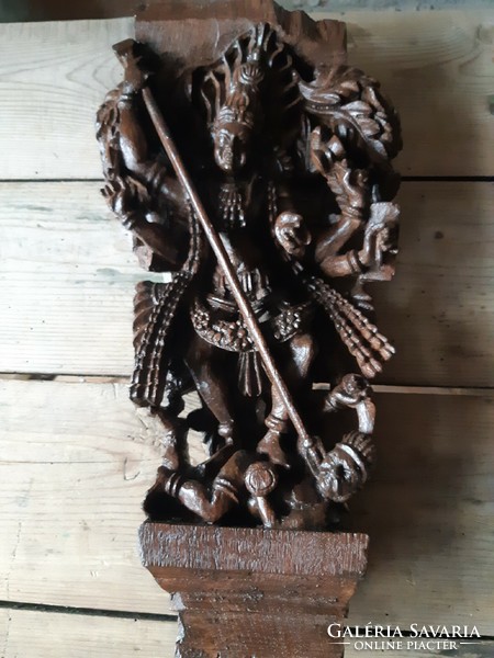 Démont ölő Durga szobor