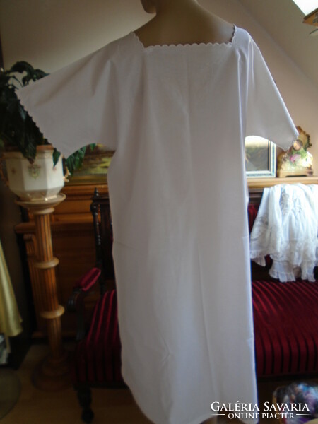 Nightgown embroidered old.