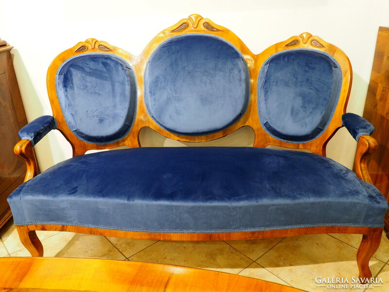 Beautifully renovated, neo-baroque sofa set