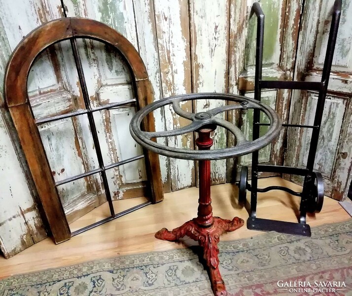 Patinás öntöttvas asztal, régi öntvény és kútkerék felhasználásával, egyedi asztal, loft asztal