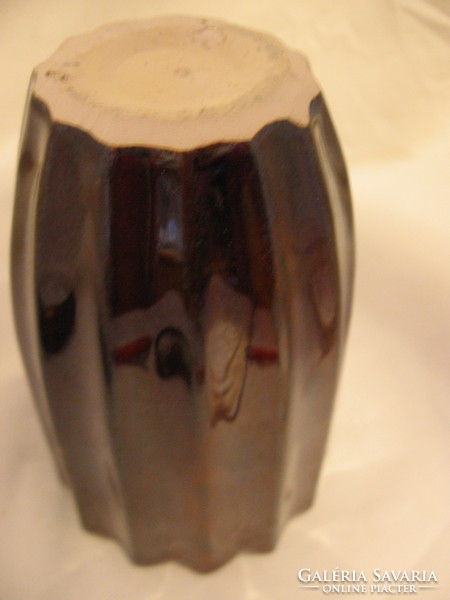 Csoki barna bordás kerámia váza, kaspó