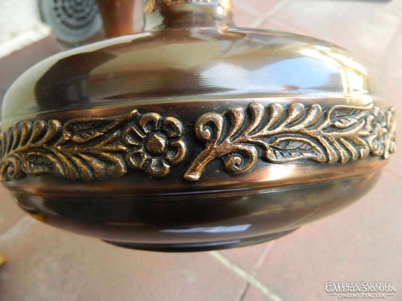 Lignifer vase with large hand-hammered handicrafts.