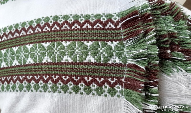 Embroidered tablecloth, on a white background with a green-brown pattern, with a fringe 168 x 164 cm