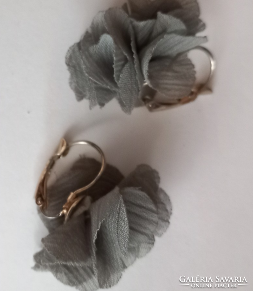 Earrings (grey with gold-plated clasp)