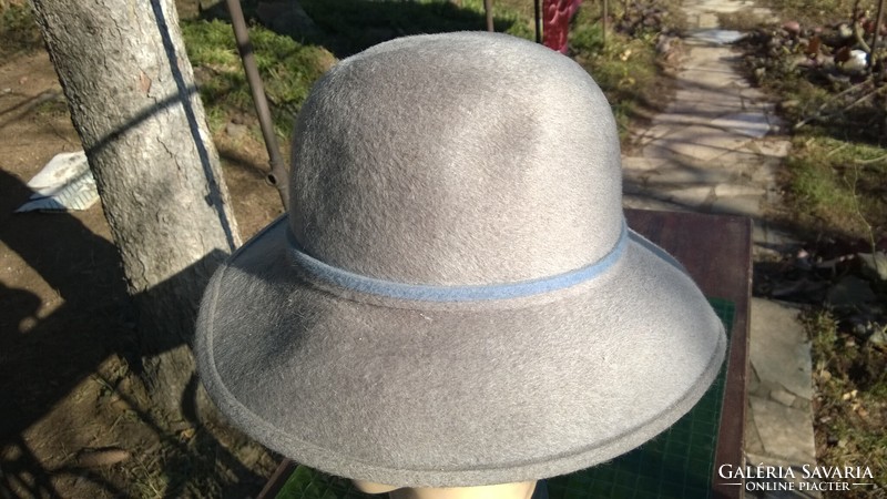 Elegáns megjelenés- minőségi női kalap szürke-kék szinórdíszítéssel 58-59 cm-re